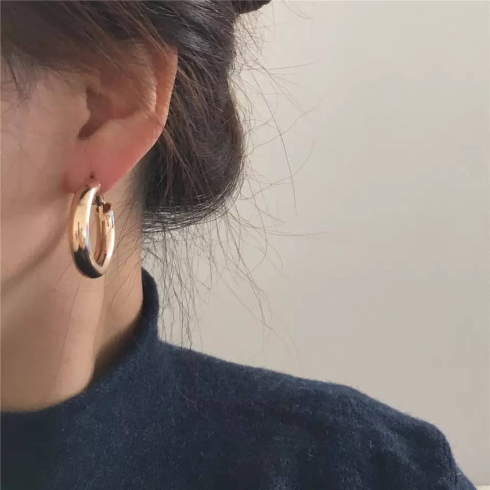 Hoop Earring Medium - Picture 2 of 2